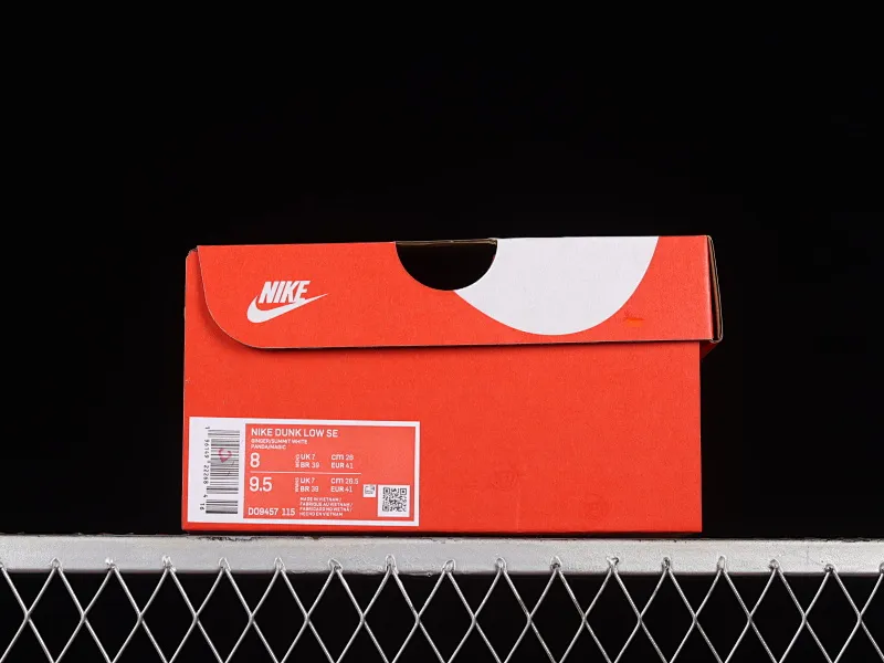 All Categories Nk SB Dunk Series Nk SB Dunk Low Low-top sneakers Nk SB Dunk Low "85" Khaki brown double hook SB low-top sports and leisure sneakers DO9457-115